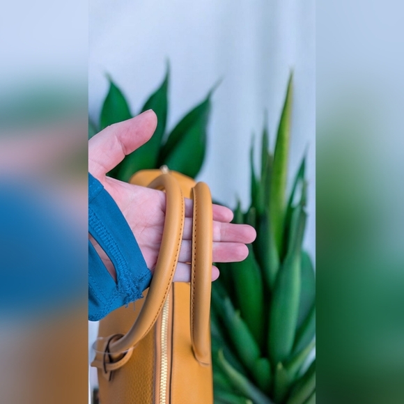 NWT Michael Kors Hyde Large Pebbled Leather Satchel Golden Rod - Picture 5 of 9